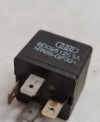 Volkswagen PASSAT B5 Other relay 8D0951253A