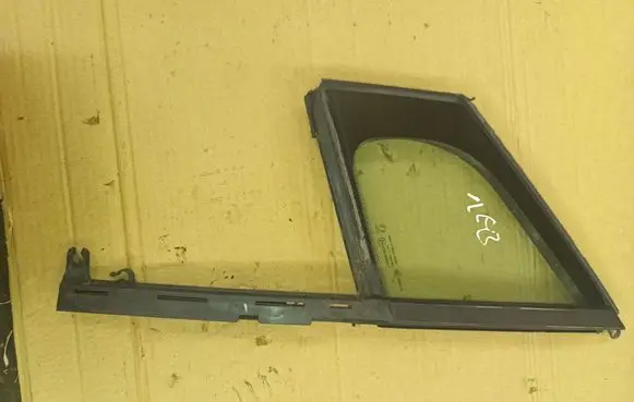 Peugeot 5008 Front door vent window glass four-door