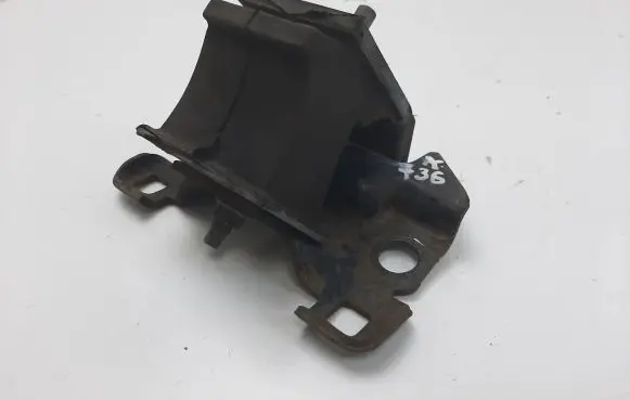 Nissan Navara D40 Engine mount bracket