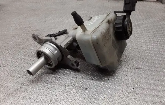 Master brake cylinder