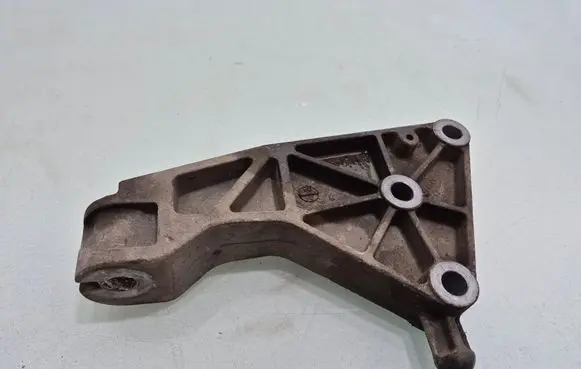 Engine mounting bracket