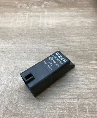 Volkswagen PASSAT B6 Glow plug pre-heat relay 038907281D 0281003038