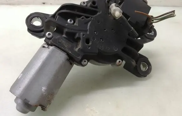 Volkswagen Golf V Rear window wiper motor 0390201845