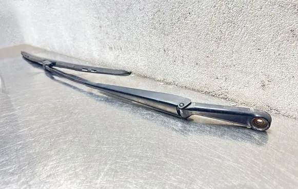 Opel Zafira B Front wiper blade arm 90582557