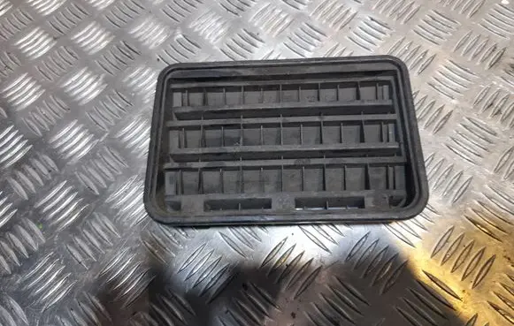BMW X5 E70 Quarter panel pressure vent 8377280