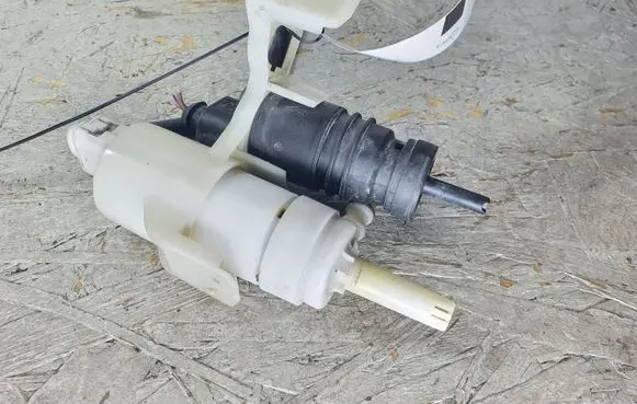 Mercedes-Benz CLS C219 Windscreen/windshield washer pump