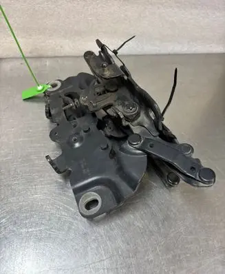 Engine bonnet/hood hinges