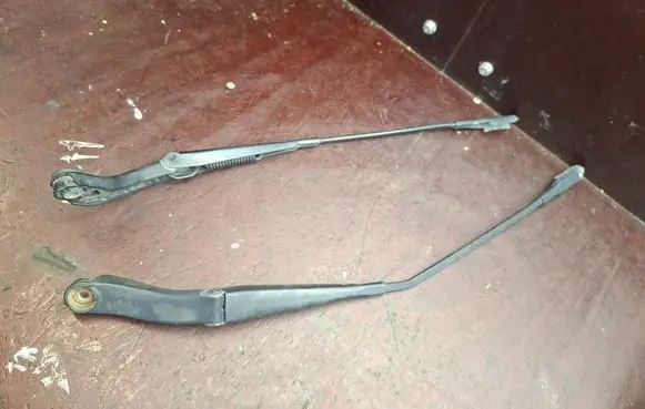 Mercedes-Benz B W245 Front wiper blade arm A1698200240