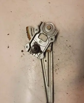 Rear door manual window regulator