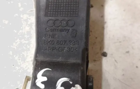 Audi A4 S4 B8 8K Front bumper mounting bracket 8K0807283