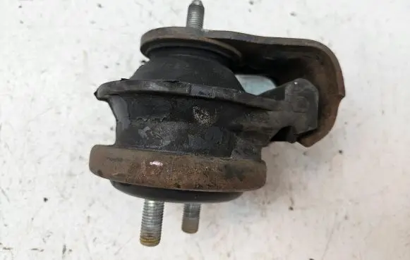 Suzuki Grand Vitara II Engine mount bracket