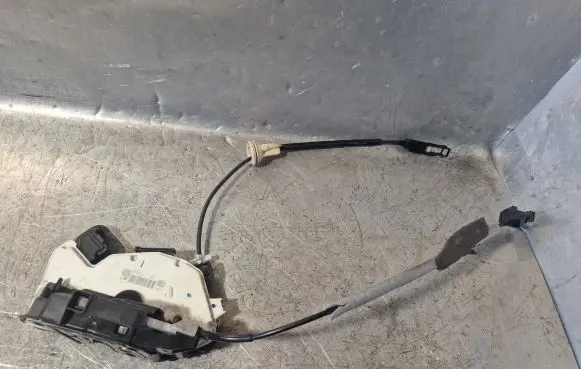 Volkswagen Jetta VI Front door lock 5K1837016E