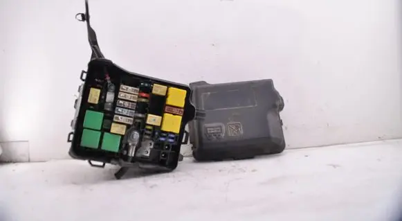 Peugeot 208 I Fuse module 9672125080 96719244480