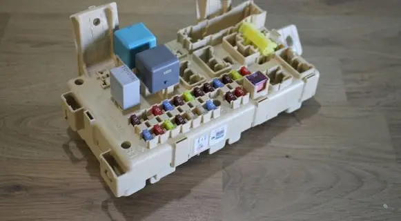 Toyota Corolla Verso AR10 Fuse module 89221