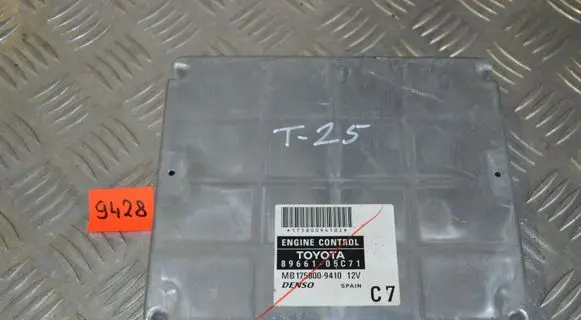 Toyota Avensis T250 Engine control unit/module 8966105C71