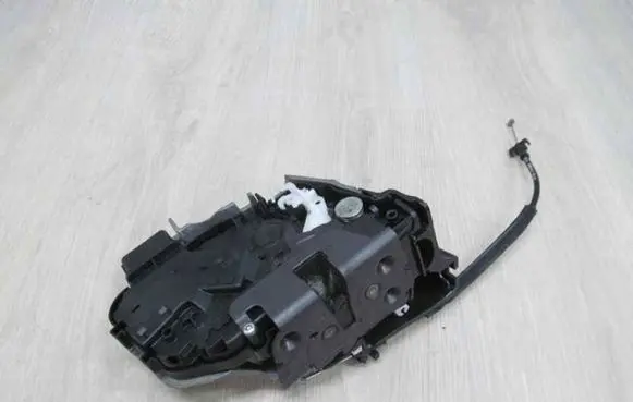 Volvo C70 Front door lock 30632849 33789