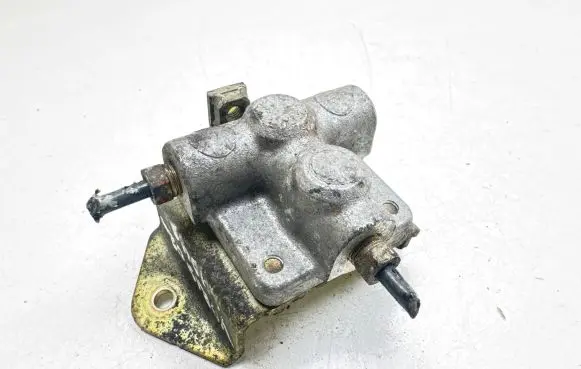Toyota Yaris Brake power pressure regulator 