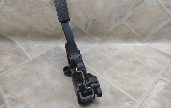 Mercedes-Benz B W245 Accelerator throttle pedal A1693000104