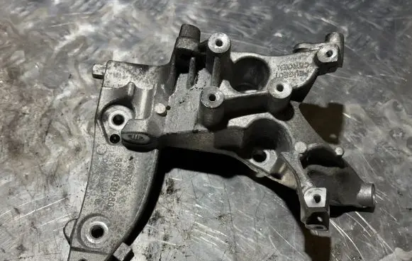 Citroen DS4 Engine mounting bracket 9674030280