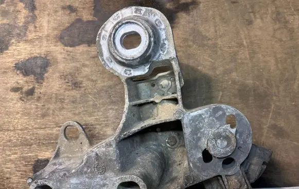 Volkswagen PASSAT B5.5 Engine mounting bracket 8E0199352F