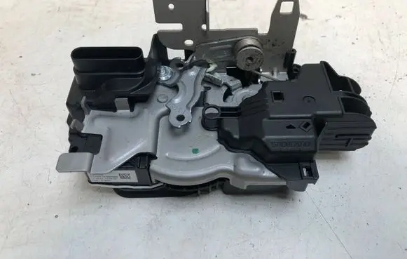 Volvo XC90 Front door lock 31462456 C73367101