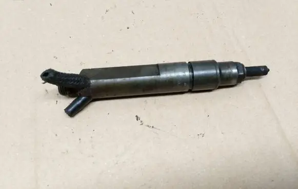 Volkswagen Golf III Fuel injector 028130201G