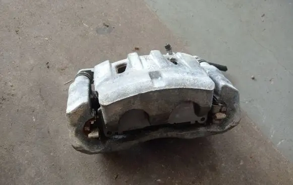 Toyota Sienna XL30 III Front brake caliper