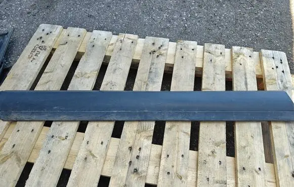 Volkswagen Touareg I Front door trim (molding) 7L6837787D
