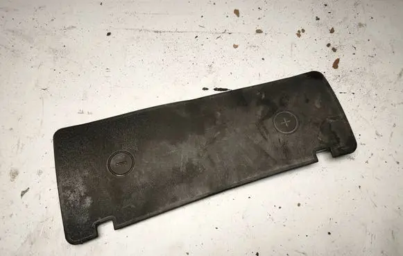 Audi A6 S6 C5 4B Battery box tray cover/lid 4B1819422