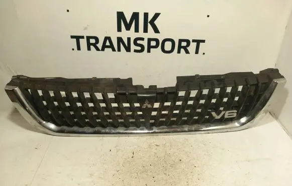 Mitsubishi Pajero Sport I Front bumper upper radiator grill MR221211