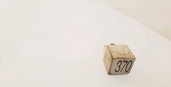 Volkswagen PASSAT B5 Other relay 8D0951253