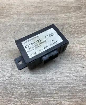 Audi A6 S6 C5 4B Alarm relay 4B0951173