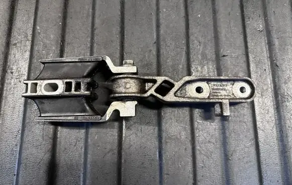Volvo S90, V90 Engine mount bracket 31330594 532E37 31339956