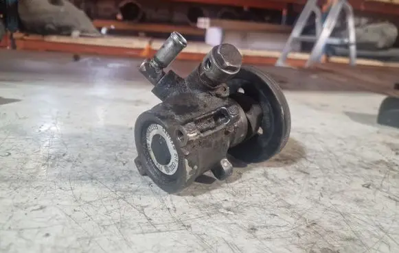 Volkswagen Golf III Power steering pump 1H0422155
