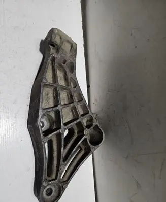 Engine mounting bracket