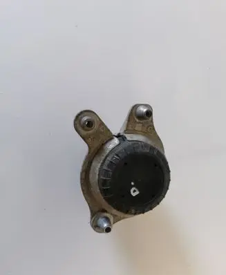 Mercedes-Benz C W205 Engine mount bracket
