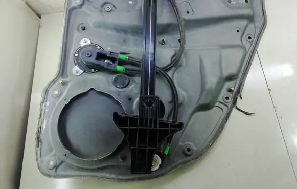 Rear door manual window regulator