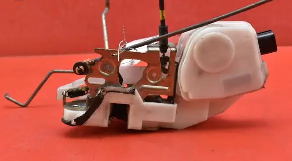 Mitsubishi Outlander Front door lock