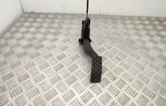 Volkswagen Golf VII Accelerator throttle pedal 5Q1723503F