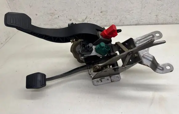 Ford Mondeo Mk III Pedal assembly 5S712450AC