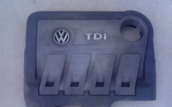 Volkswagen PASSAT B7 Engine cover (trim) 03L103925