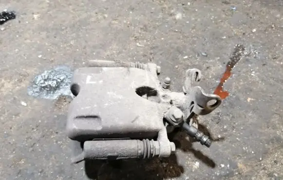 Opel Insignia A Rear brake caliper