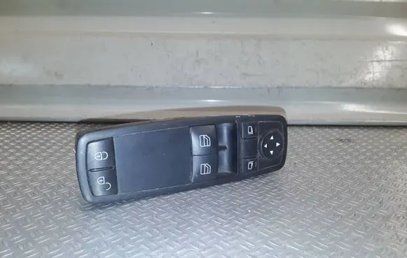 Mercedes-Benz B W245 Electric window control switch A1698206910