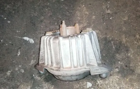 Mercedes-Benz E W212 Engine mount bracket A2122400000