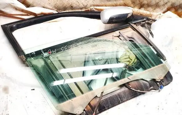 Audi A3 S3 8L Front door window/glass frame 