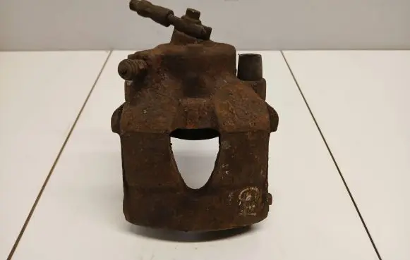 Volkswagen Golf IV Front brake caliper