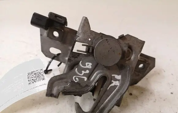 Volvo S40 Engine bonnet/hood lock/catch 30716442 30716441