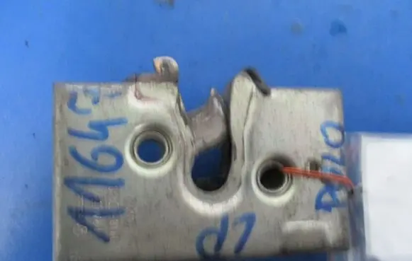 Volkswagen Polo II 86C 2F Front door lock
