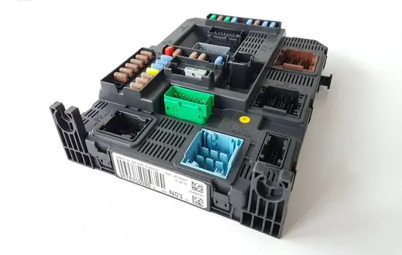 Peugeot 208 Fuse module 9678355980 E1092030 20130207