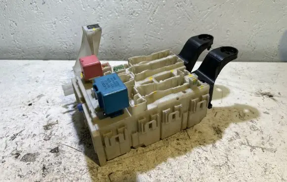 Toyota Avensis T270 Fuse module 8273005170C